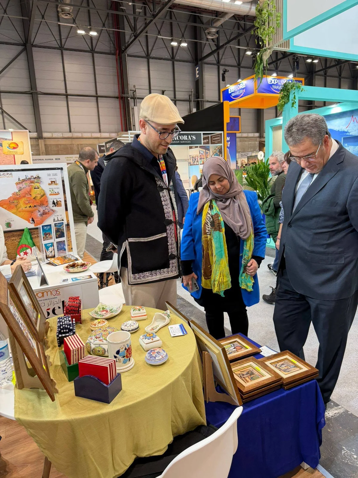 Visita del cónsul de Argelia en España al stand argelino en FITUR Madrid