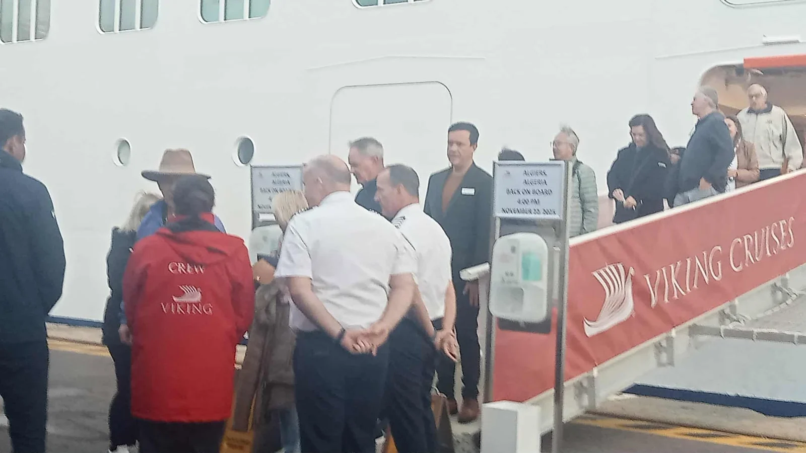 欢迎旅游船“维京·萨坦”号抵达阿尔及尔港