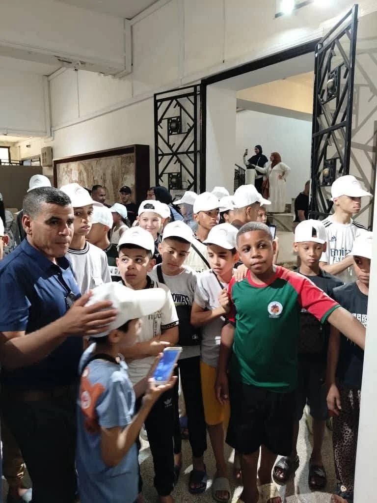 Partida de los estudiantes de la escuela de Al-Maghrib a Orán