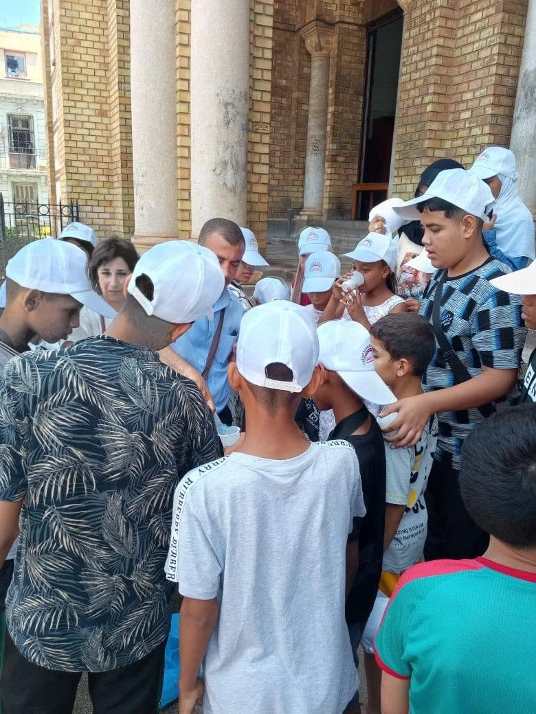 Partida de los estudiantes de la escuela de Al-Maghrib a Orán
