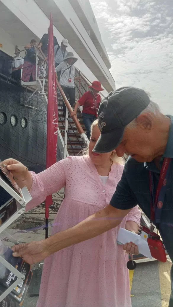 Llegada de un barco turístico al puerto de la capital, Al-Jazira