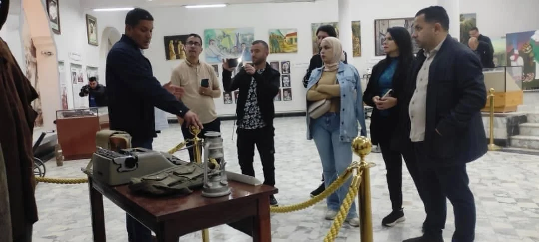 Excursión de periodistas a los itinerarios históricos de Batna en la década de los 70 de la Revolución