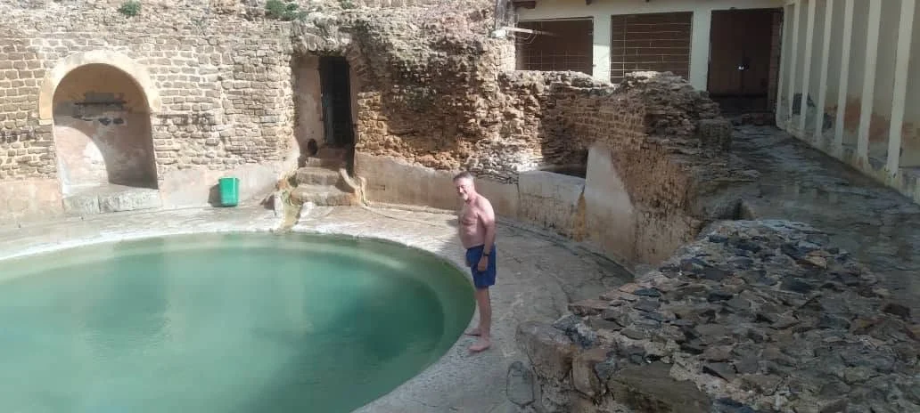Приветствование туристического отряда из Австралии в Хамм аль-Салях в Ханшеле