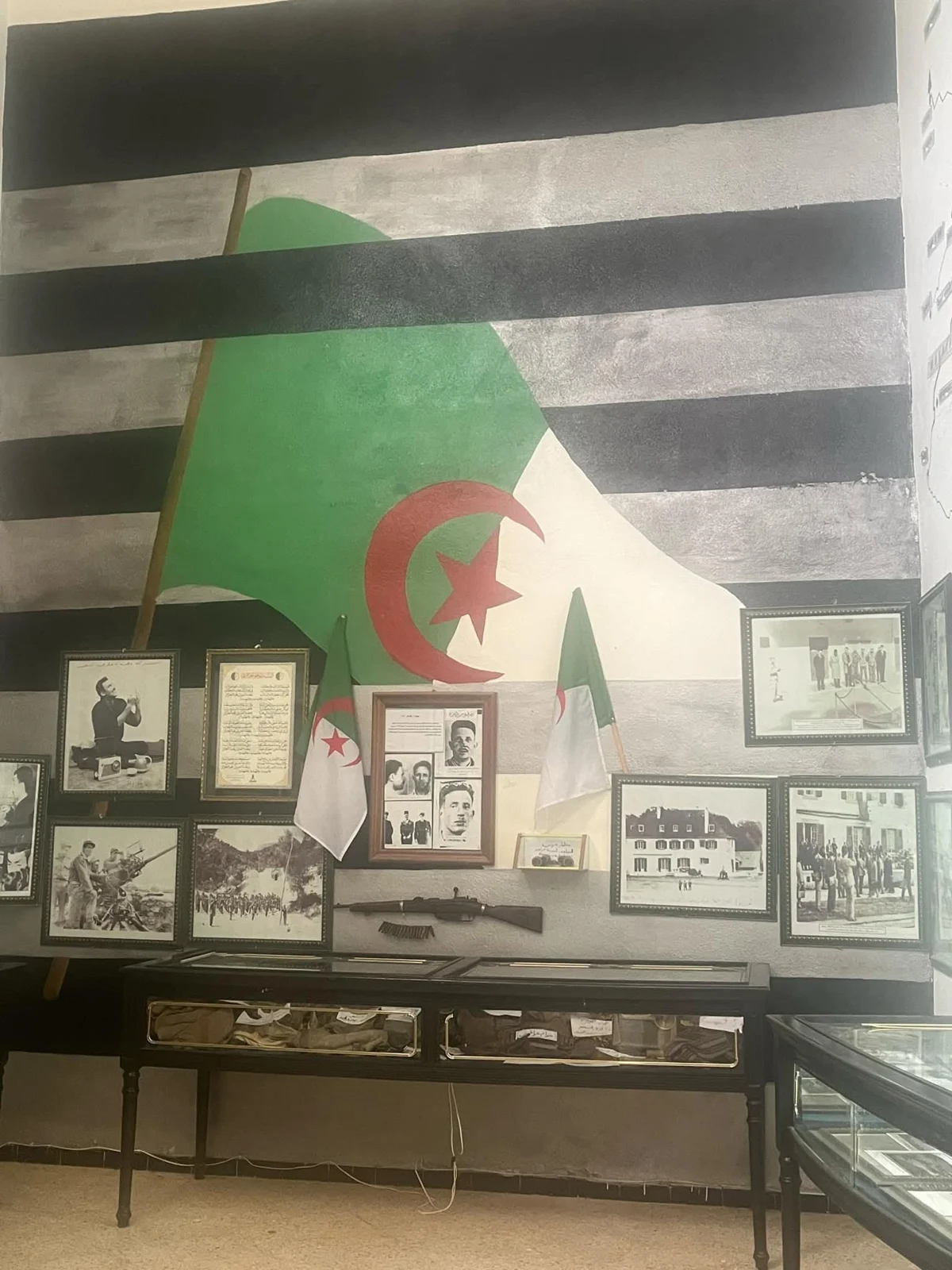 Excursión de periodistas a los itinerarios históricos de Batna en la década de los 70 de la Revolución