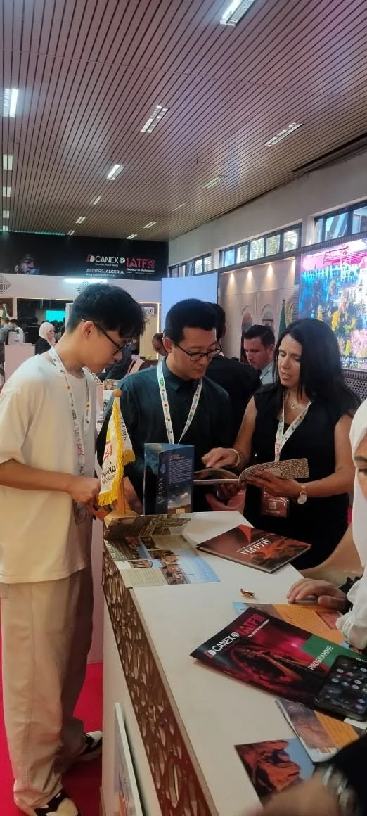 Los visitantes se dirigen al galpón de Turismo y Artesanía en IATF 2025