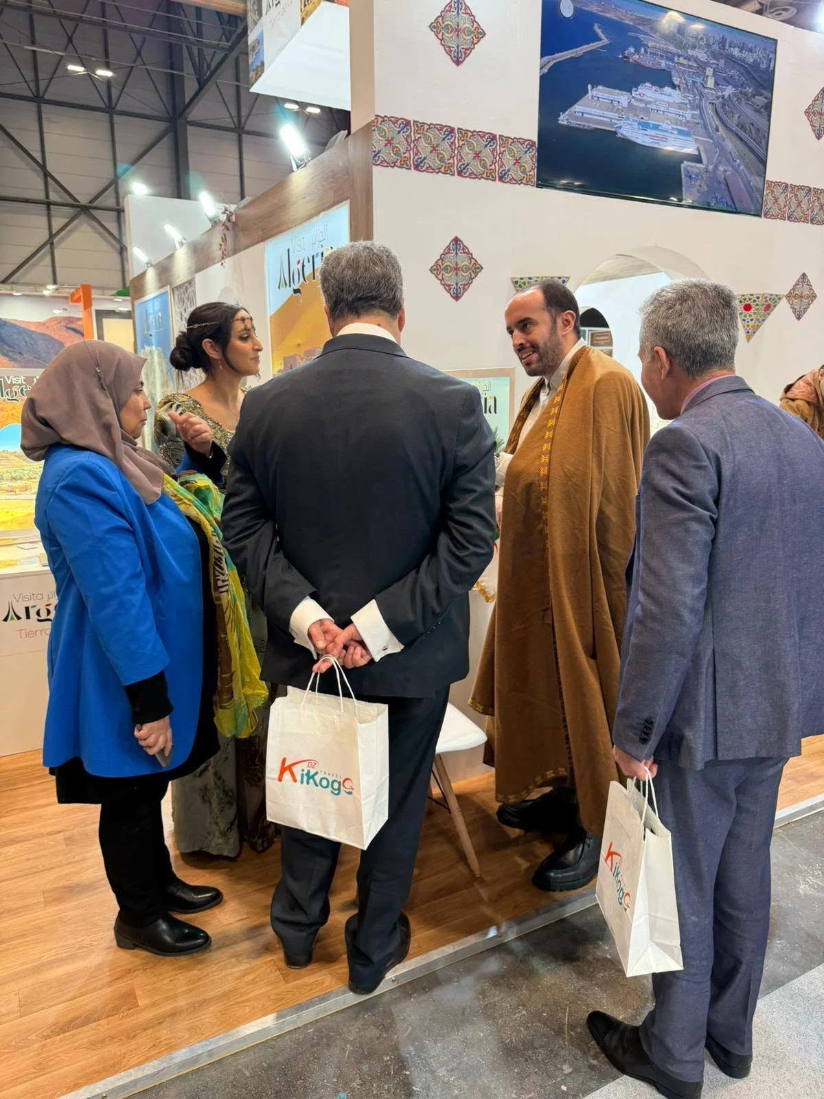 Visita del cónsul de Argelia en España al stand argelino en FITUR Madrid
