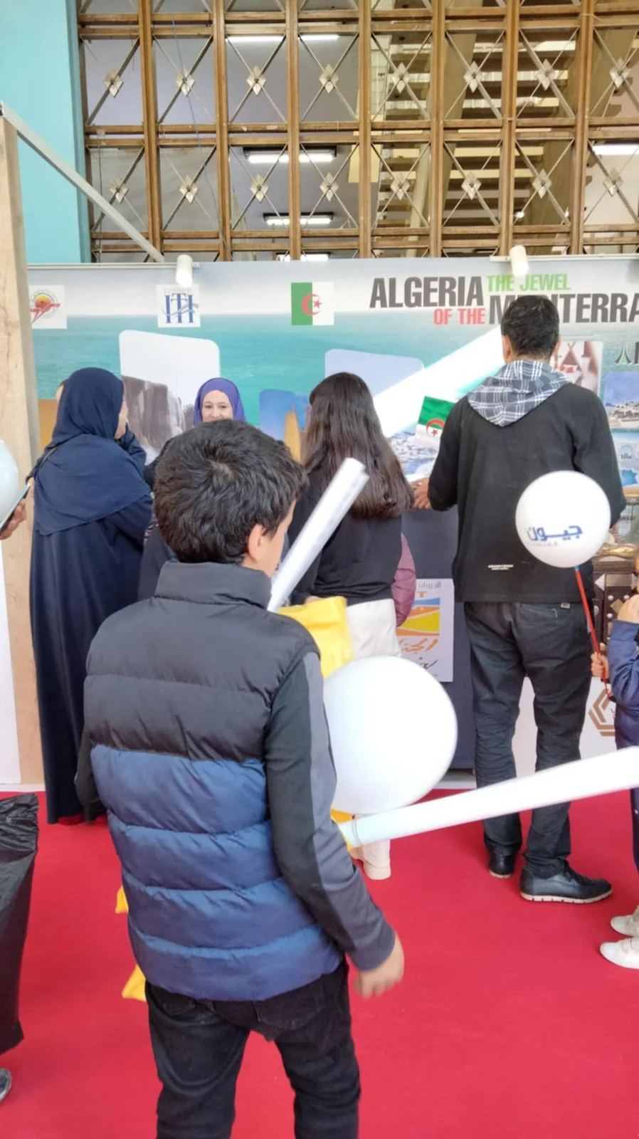 إقبال العائلات والأطفال على جناح الديوان بمعرض الإنتاج الجزائري